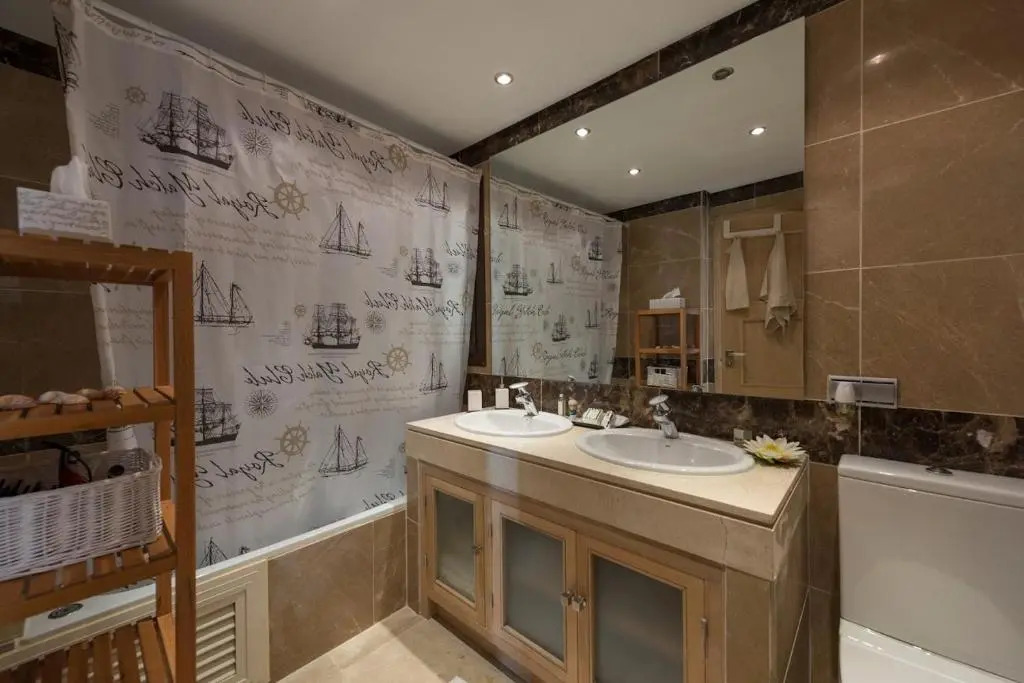 Puerto de la Duquesa Marina Castillo, Luxurious frontline beach 3 bedrooms MC334