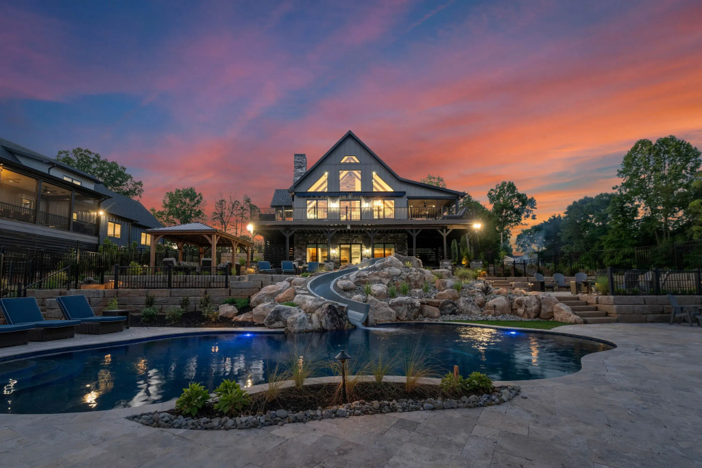 Gray Fox Lodge by Avantstay Waterslide Pool, Theater Sleeps 21