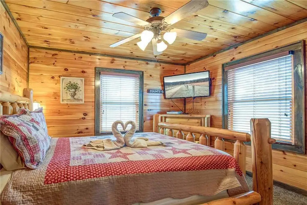 Standing Bear Lodge - Five Bedroom Cabin