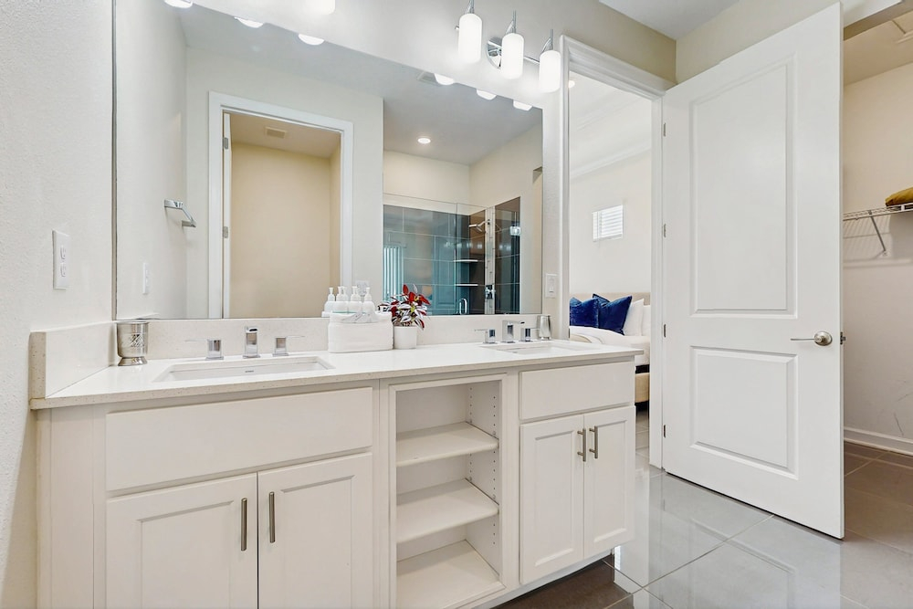 Fourth Floor Penthouse With Shared Pools and Hot Tub, Fast Wifi, & Central AC