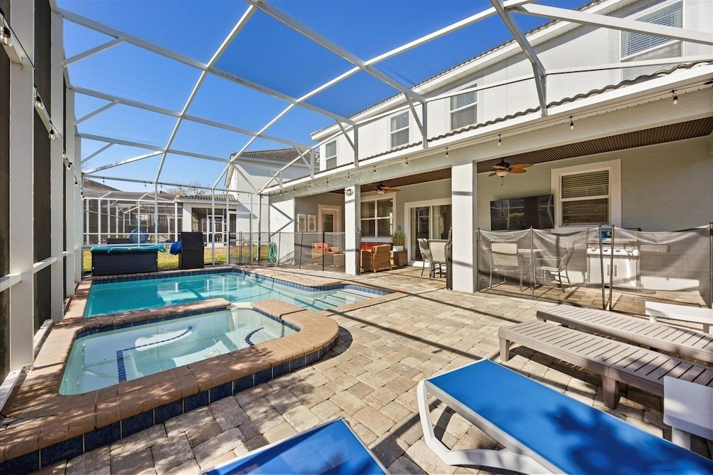 Champions Gate Oasis: Private Pool & Arcade Fun! 6 Bedroom Villa by RedAwning