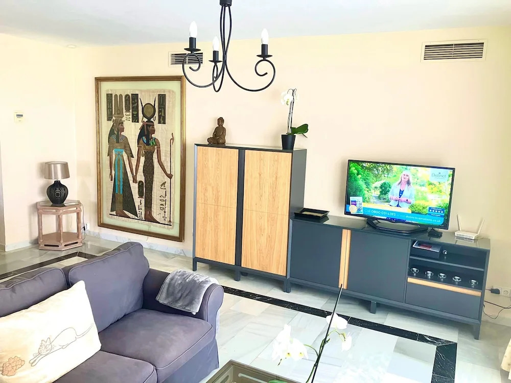 Beachfron Puerto Banus, 2 bed apt Playas Del Duque, Free Wifiparking 3 Pools