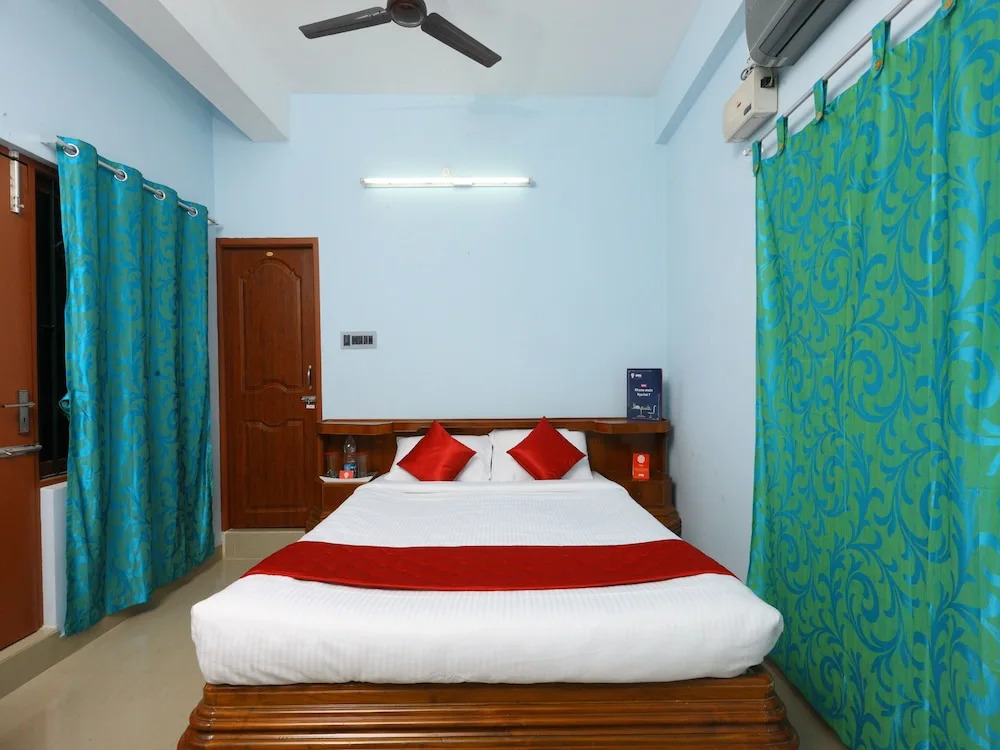 OYO 10910 Home Spacious 4BHK Near Paradise Beach