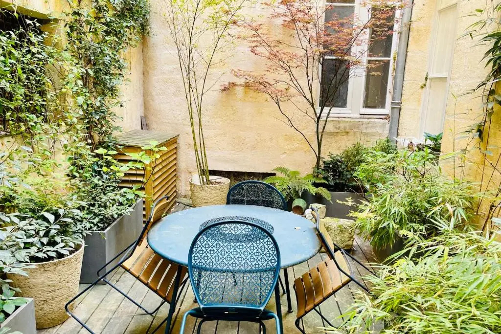 Nice furnished apartment with inner courtyard near the city center