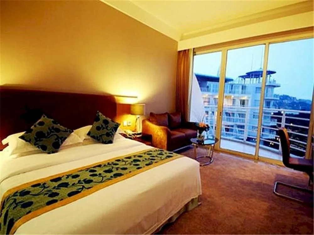 La Waterfront Hotel