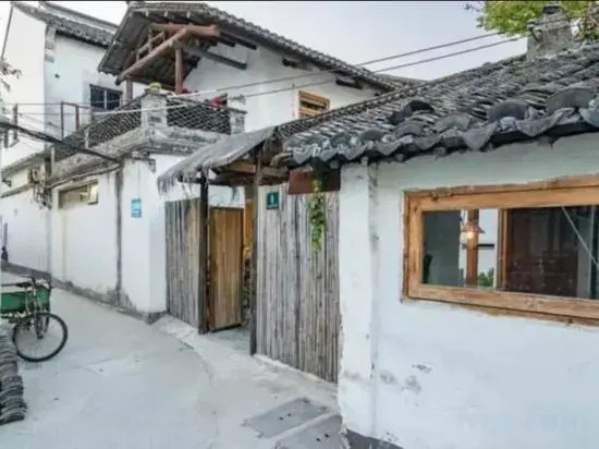 Picking up the light in the alley  Homestay