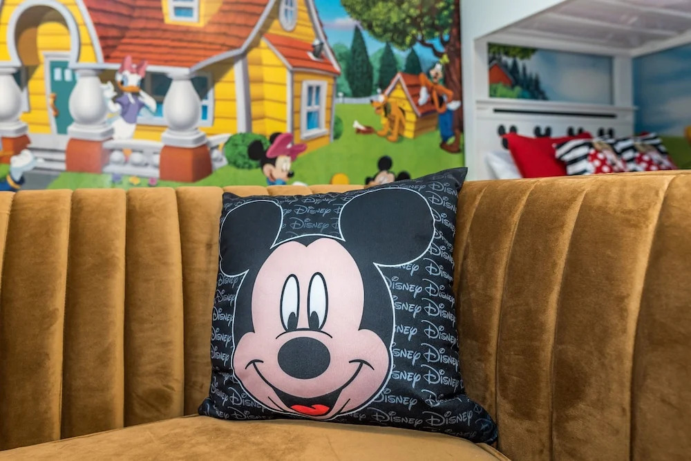 Disney Decorated Home 8min to Disneyworld Pool Spa Sleeps 22 Stl104