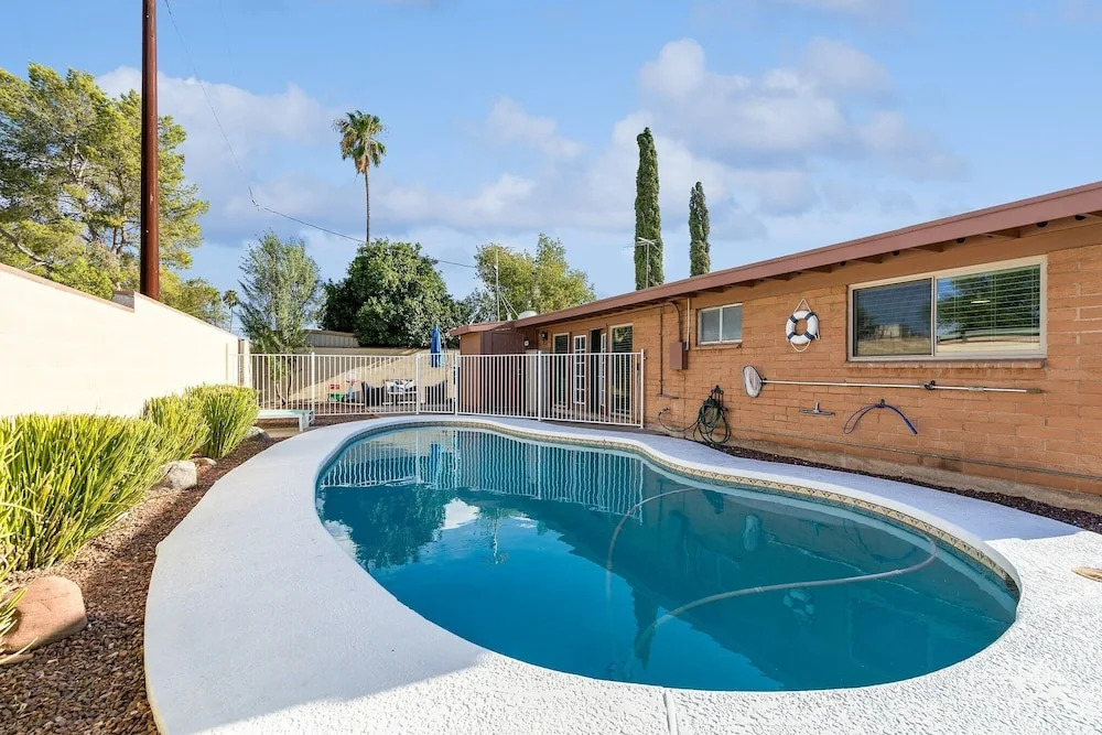Family-friendly Desert Oasis 5 Bedroom Home by RedAwning
