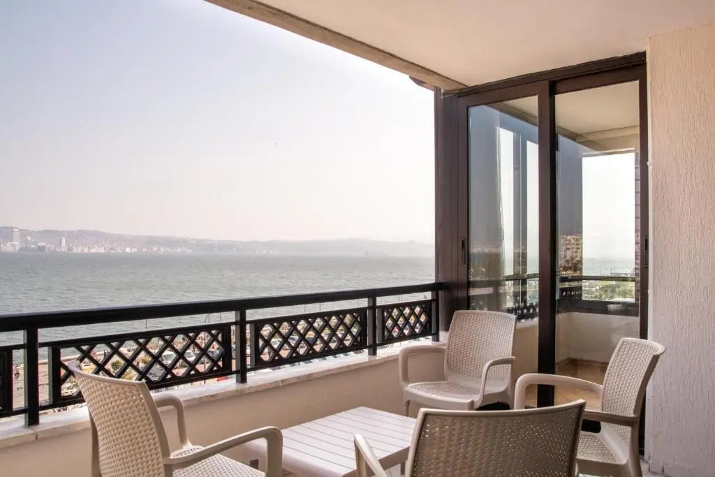 Spacious Flat With Sea View In Zmir Karsiyaka