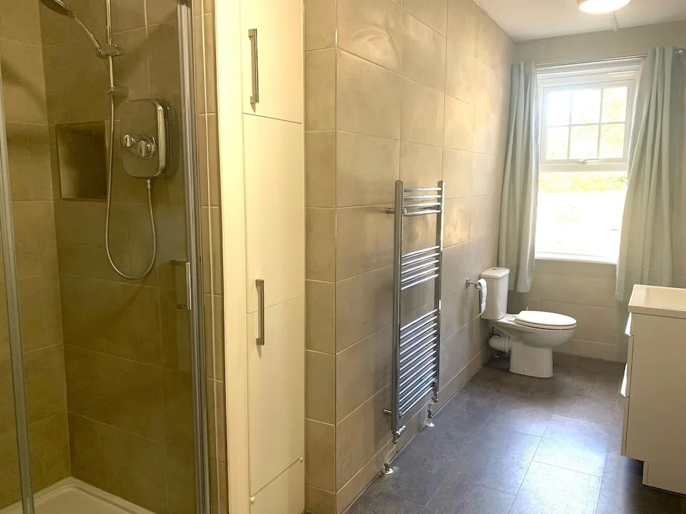 The Farmhouse - Sleeps 12 with Private Grounds