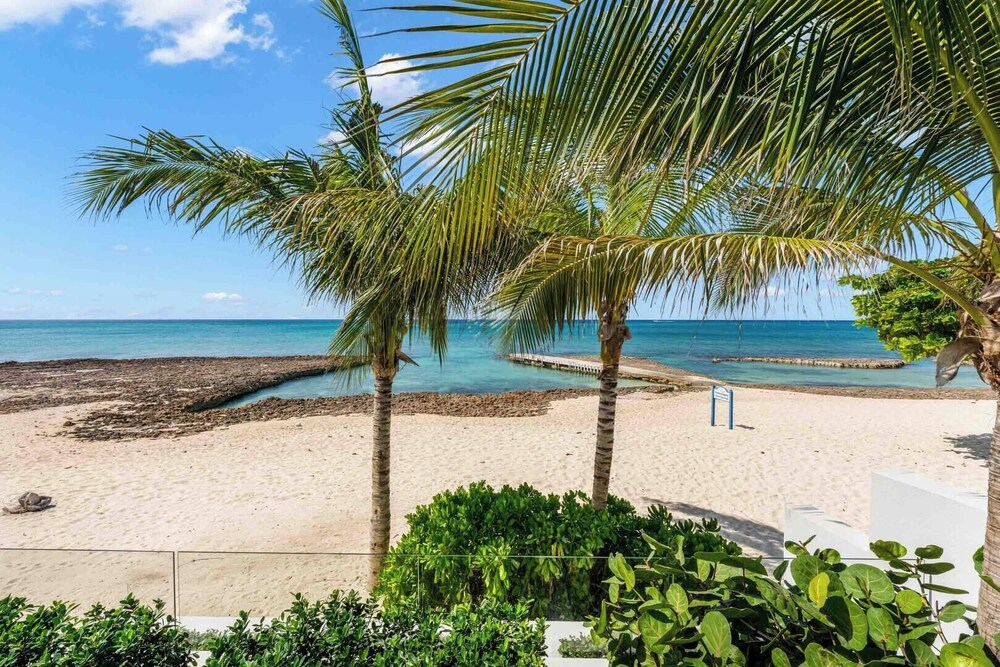 Aqua 2 on Seven Mile Beach