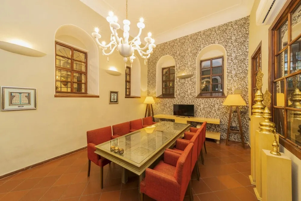 Cozy Studio Hotel Room Near Hadrian s Gate