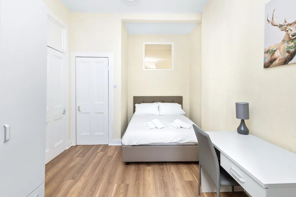 JOIVY Charming 2-Bed Flat Near City Centre W/ Desk