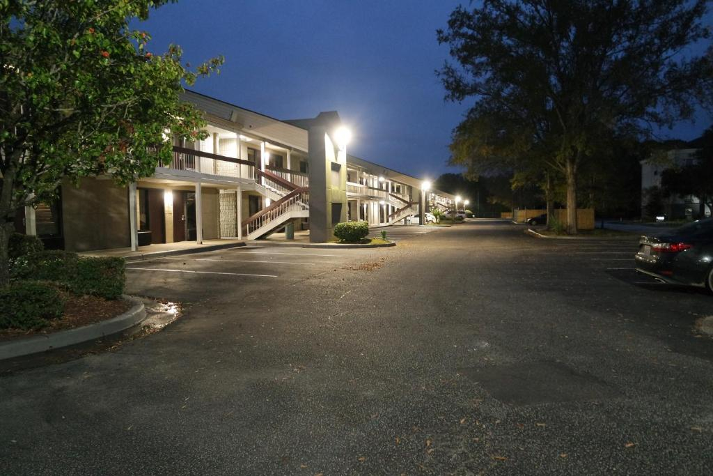 Travelodge by Wyndham North Charleston