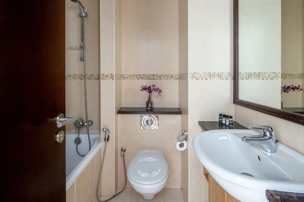 Spacious + Modern Studio in JLT - Sleeps 3