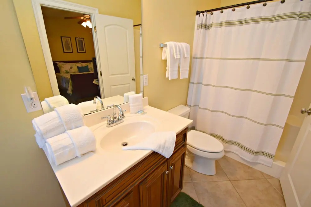Laguna Breeze E 2 Bedroom Condo by Redawning