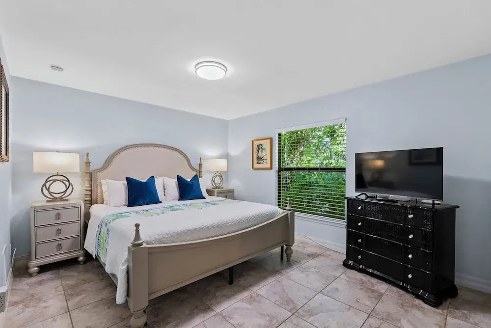 Le Monaco - Romantic 1 BR Condo Steps from 5th Ave S. Chic Coastal Retreat with King Bed and Beach Access. Perfect Location for Couples Near Dining, Shopping, and Naples Beach