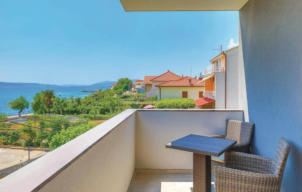 Cozy Home In Kastel Kambelovac