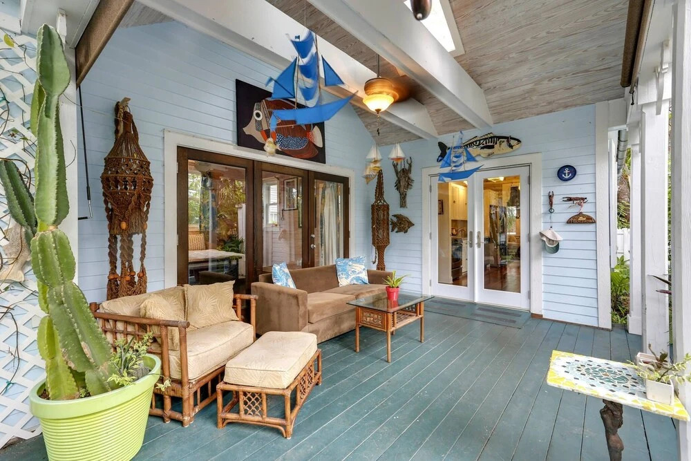 Boat House by Avantstay Character Cottage Central Location w/ Shared Pool Month Long Stays