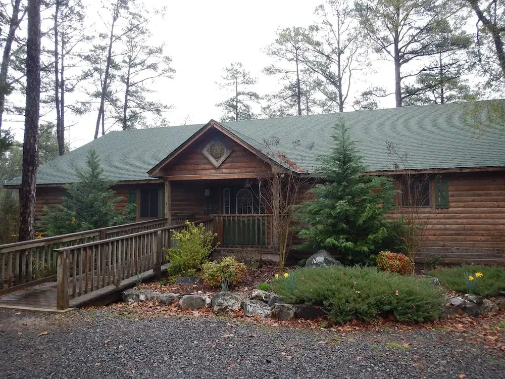 Lake view two bedroom, two bath log-sided cottage with private hot tub overlooking Lake Ouachita. by RedAwning