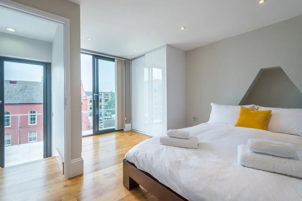 Delightful Dalston Home with Beautiful Balcony