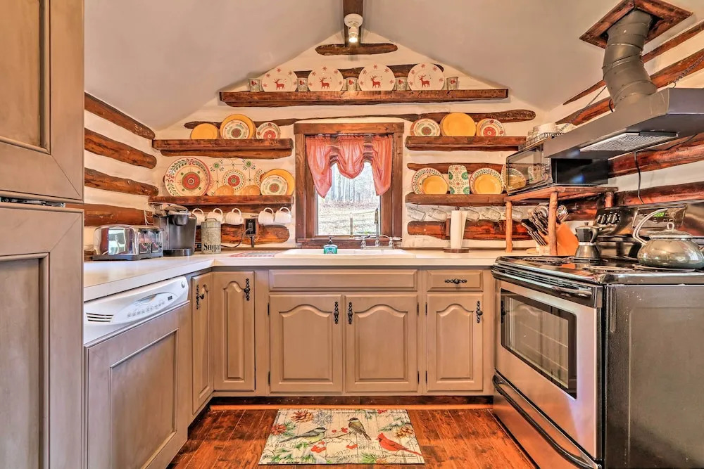 Macungie Cabin w/ Fireplace Near Bear Creek Skiing