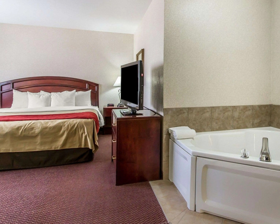 Quality Inn & Suites Fort Madison near Hwy 61