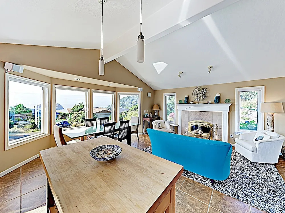 Stunning Coastal Getaway W/ Firepit, Walk To Beach 3 Bedroom Home
