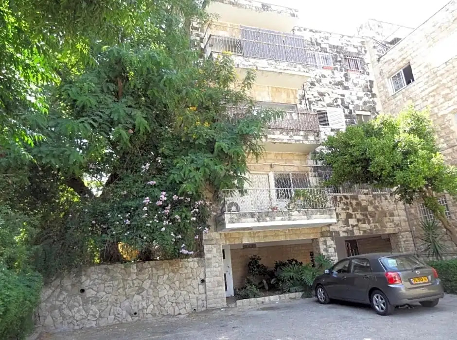 1 or 2 rooms with breakfast and parking