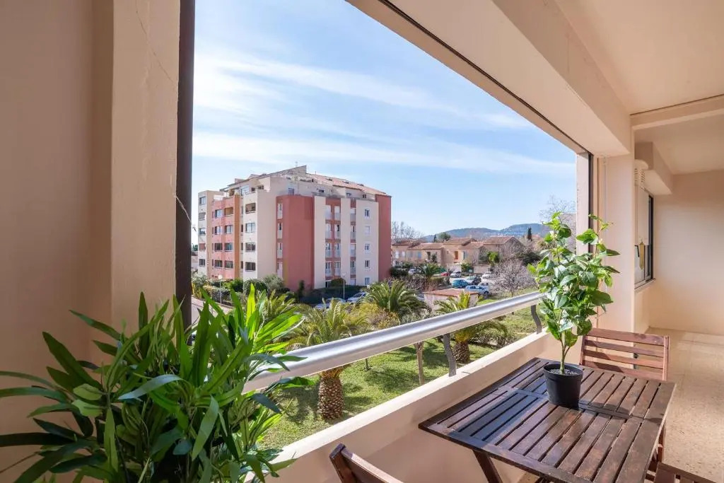 Flat with loggia at 10min from the BEACH