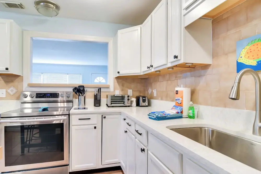 Lovely St Pete Beach Cottage, Walk to Beach & Town