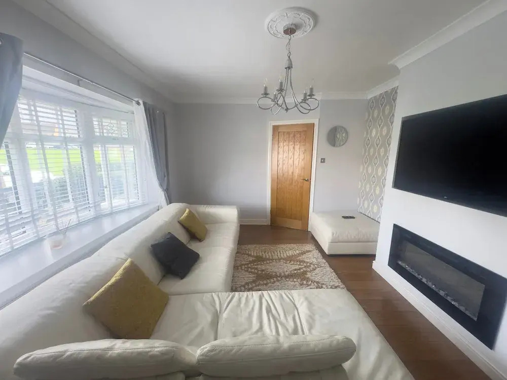 House - Sleeps 10 - Parking - Stn Close