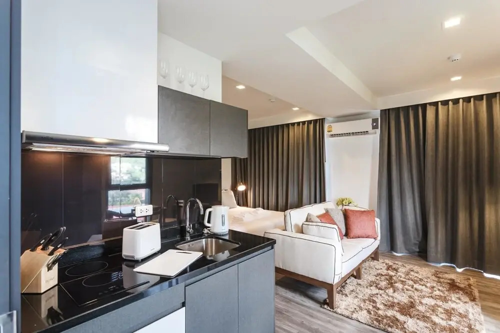 D263 - Mountain View 7th Floor Studio With Pool gym Central Patong