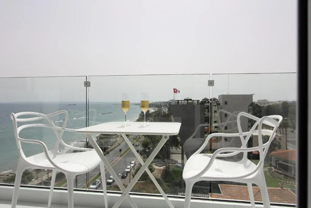 The White Pearl Suite - beach front city centre with sea view.