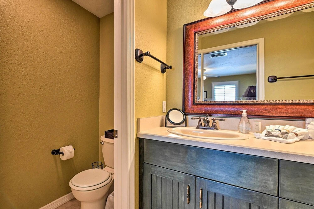 Bright Coastal Condo: Walk to Lido Key Beach!
