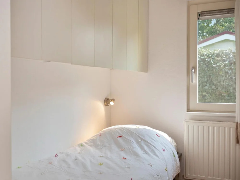 Light and Quiet Chalet With Beautiful Terrace Near Historic Goedereede