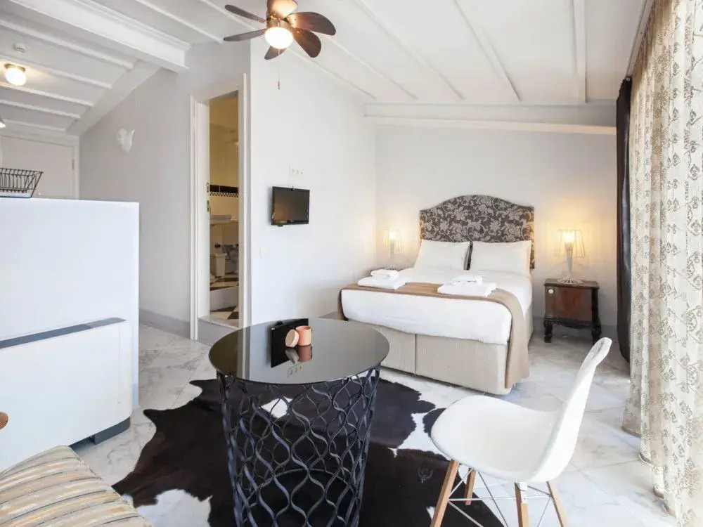 Chiconomy Suites
