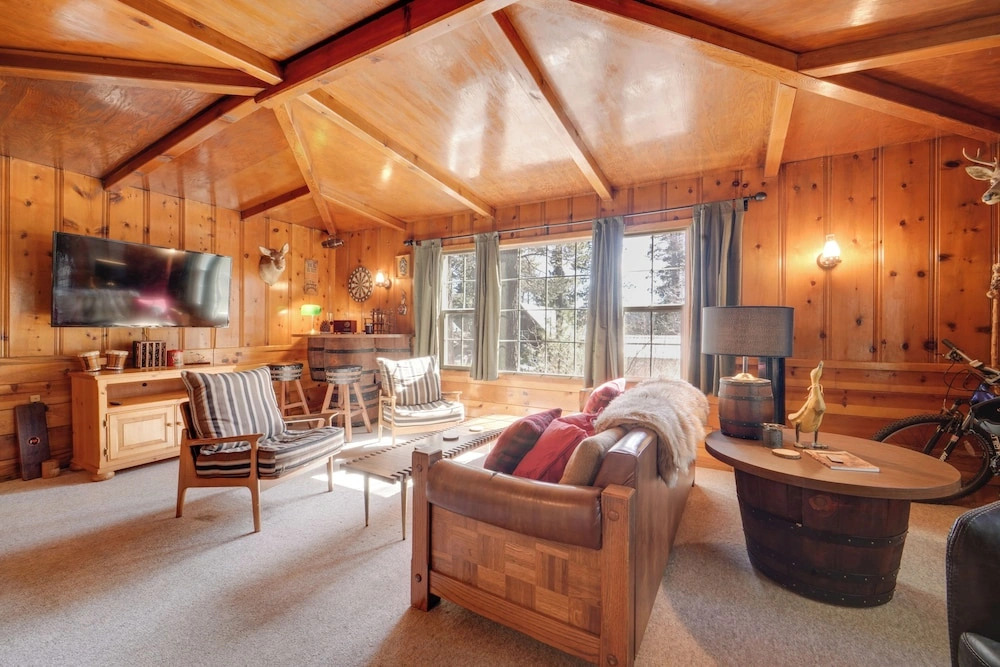 Great for Families! Woodsy Truckee Haven w/ Deck