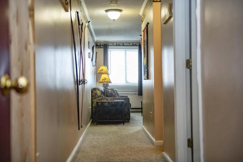 Stroll to Slopes, Village Area, Ski in-out MtLodge 322