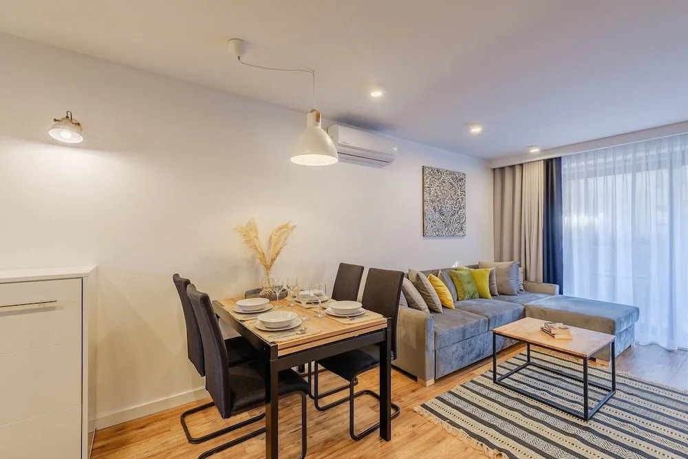 REZYDENCJA ORNAK 5 - stylowe apartamenty z balkonami i jacuzzi, 5 min pieszo do Krupówek, IZBY PODHALAŃSKIE