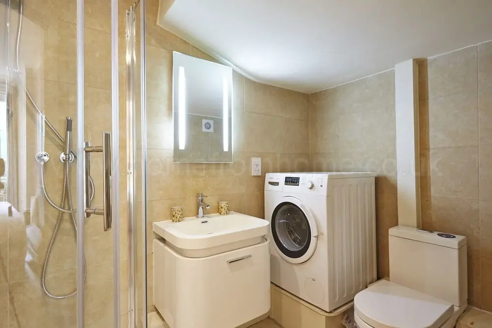 Kensington - Comfortable two bedroom ground floor property - 3 beds.