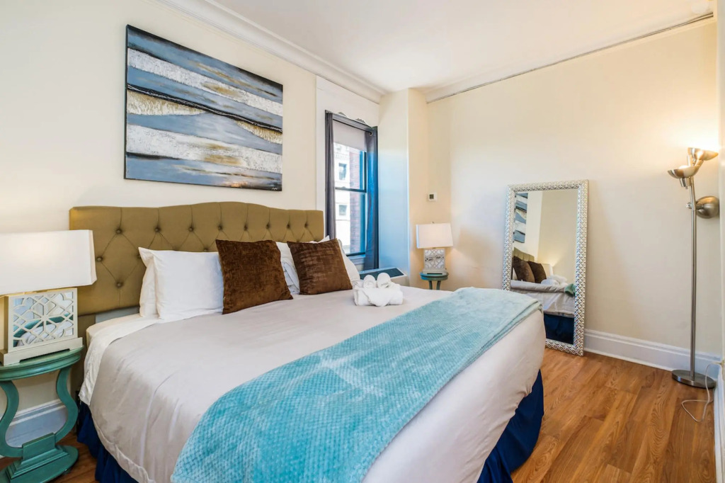 Gorgeous 1BR + View | Theatre District | Evonify