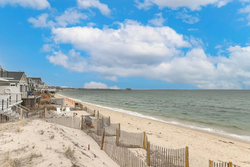 Couples Retreat on Commercial St! Walk to Beach