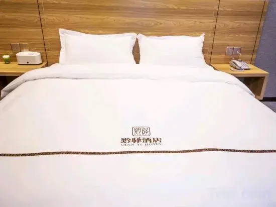 Zhenning Qianyi Hotel