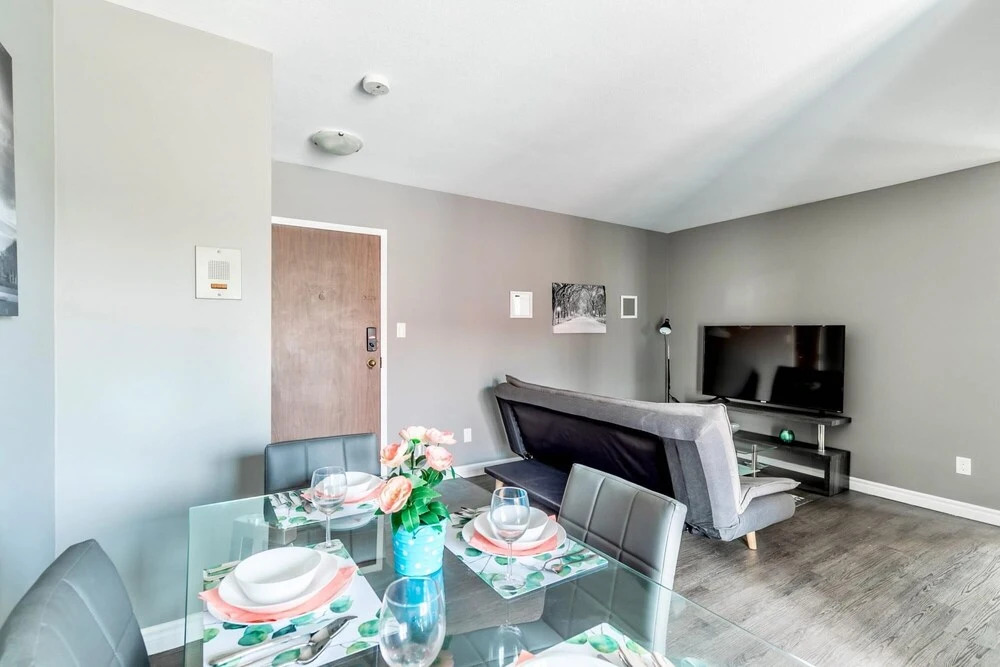 Stunning 2BR - King Bed Apt - Prime Location