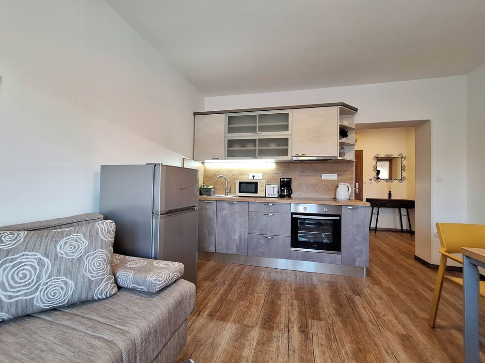 Apartment and Rooms Katunar