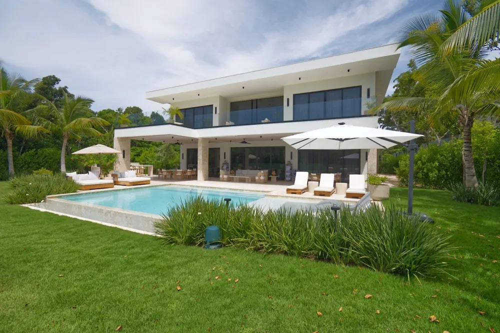 Modern Lake Villa With English Speaking Staff in Golf and Beach Resort
