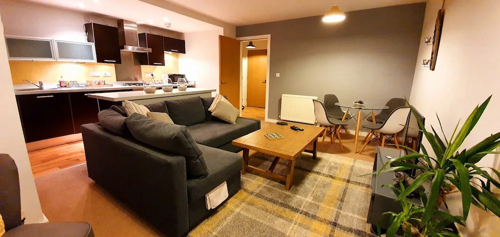 Luxury Apt. Next to Station