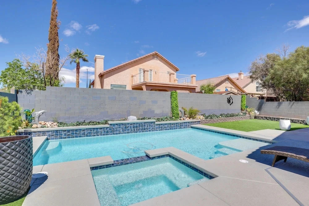 6 Mi to Strip & Chinatown! Poolside Desert Escape