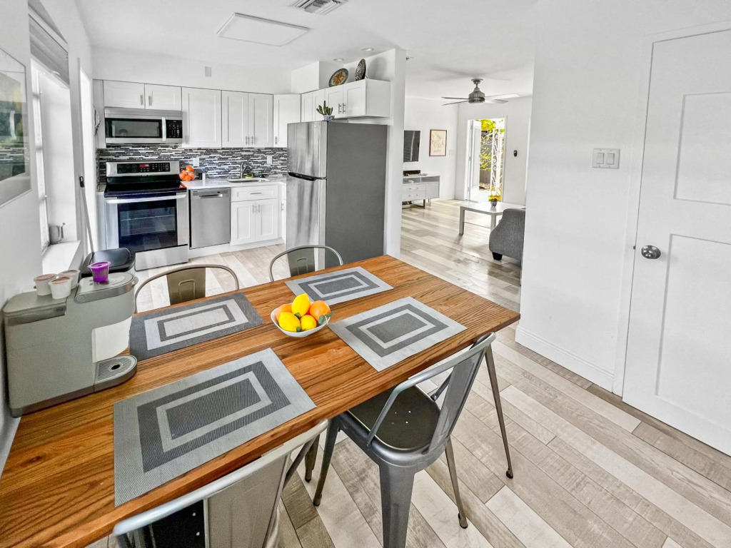 Tropical 2-Bedroom Apartment in Key West-like Home